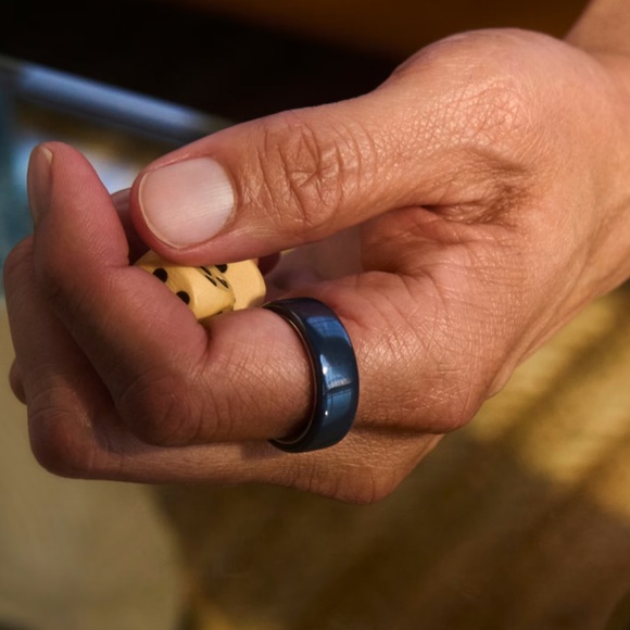 Oura Ring 4 Ceramic in color MIDNIGHTExpress yourself in colorful ceramic.